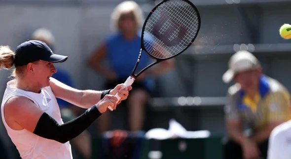 Francesca Jones, jucătoarea cu opt degete, obține prima victorie la un Grand Slam la Roland Garros