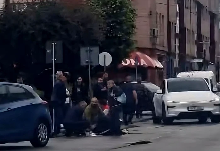 O femeie rănită ușor după ce a fost lovită pe trecerea de pietoni în Târgu Jiu, incident surprins de o cameră de bord