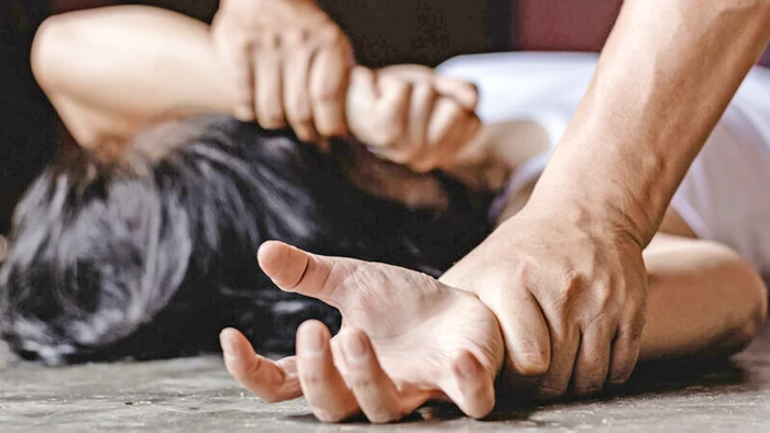 O adolescentă din Ialomiţa a scăpat după ce a activat funcţia SOS a telefonului. Agresorul reţinut
