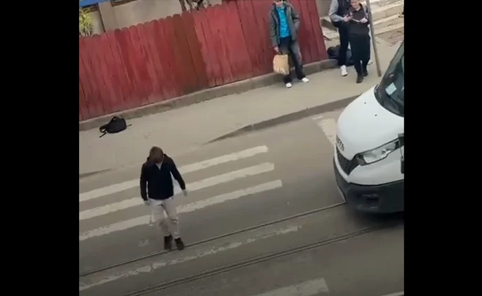Tânăr din Iași blochează trecerea de pietoni și testează răbdarea șoferilor