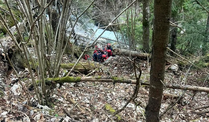 Bărbat rănit grav după o cădere de aproximativ 25 m în Cheile Bicazului