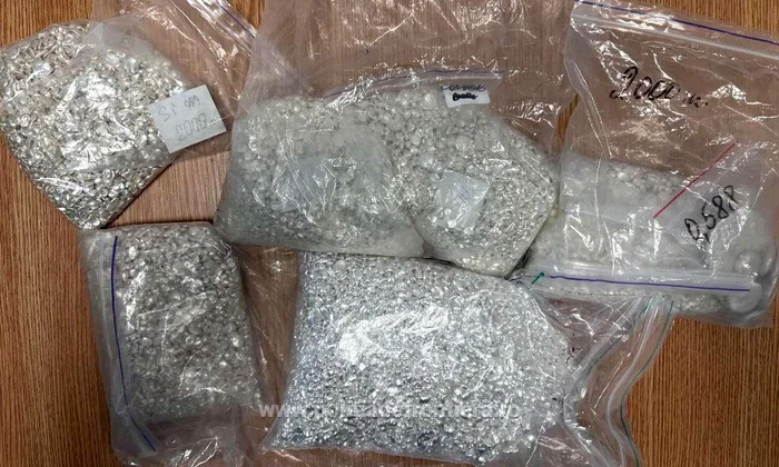 Peste 15 kg de argint în granule, găsite într-un microbuz la frontiera Halmeu