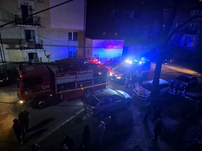 Incendiu la tablourile electrice dintr-un bloc din Sighetu Marmației; peste 80 de persoane evacuate
