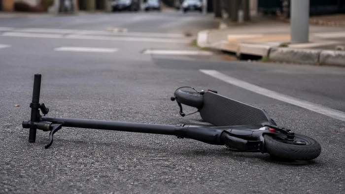 Adolescent de 14 ani din Timiş, în stare critică după ce a căzut de pe trotinetă electrică