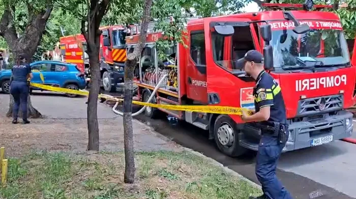Incendiu la mansarda unei case din Timișoara: două persoane transportate la spital, o femeie a căzut din mansardă