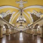 Stațiile de metrou din Rusia care par palate: tavan decorat, coloane de marmură și candelabre