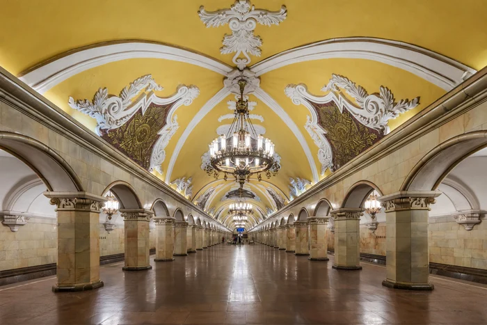 Stațiile de metrou din Rusia care par palate: tavan decorat, coloane de marmură și candelabre