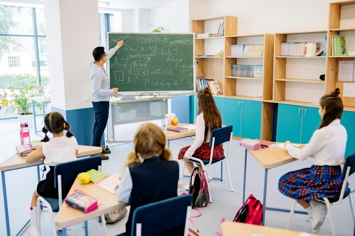 Noua lege a salarizării separă Educația: creșteri uriașe pentru conducere, avansuri limitate pentru profesori