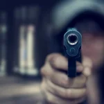 Alertă în Piața Mare din Suceava: bărbat a tras cu o armă şi a ameninţat comercianţi cu un cuţit