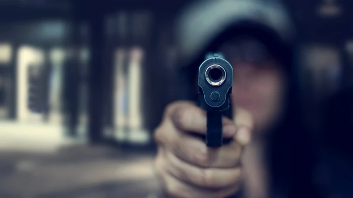 Alertă în Piața Mare din Suceava: bărbat a tras cu o armă şi a ameninţat comercianţi cu un cuţit