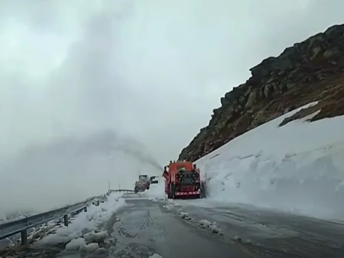 DRDP Craiova: continuă deszăpezirea pe Transalpina și Transfăgărășan; zăpada depășește 5 metri în zone montane