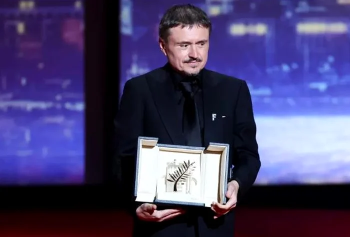 Cristian Mungiu, revenit în România după Palme d’Or pentru „Fjord”: poveste amuzantă cu trofeul la aeroport