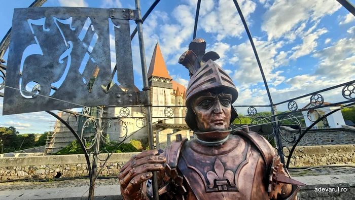 Statuia de cupru a lui Iancu de Hunedoara, restaurată după 152 de ani, readusă la Castelul Corvinilor