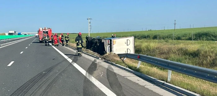 TIR s-a răsturnat pe DEx12, după ce a lovit o maşină oprită; două victime transportate la spital