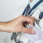 Doi medici de la Spitalul din Câmpulung Moldovenesc, cercetați pentru luare de mită