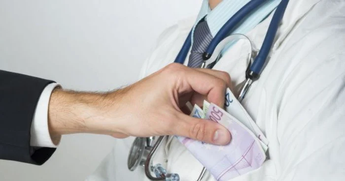 Doi medici de la Spitalul din Câmpulung Moldovenesc, cercetați pentru luare de mită