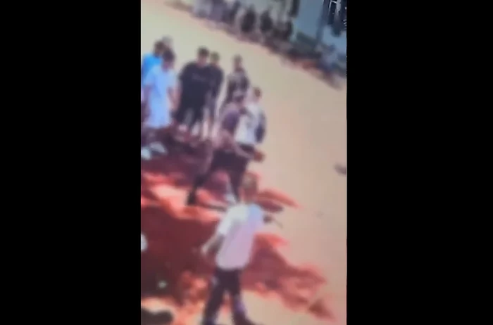 Elev amenințat cu cuțitul și bătut în curtea Colegiului Tehnic Media; paznica a încercat inițial să blocheze accesul poliției