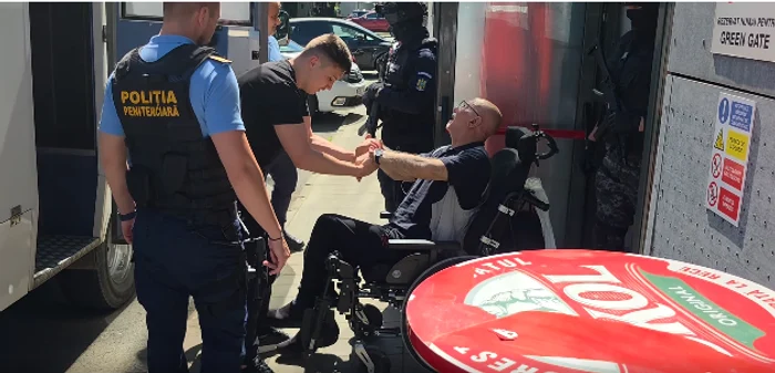 Omar Hayssam, adus în scaun cu rotile la Tribunalul Ilfov. A cerut întreruperea pedepsei pentru tratament în străinătate