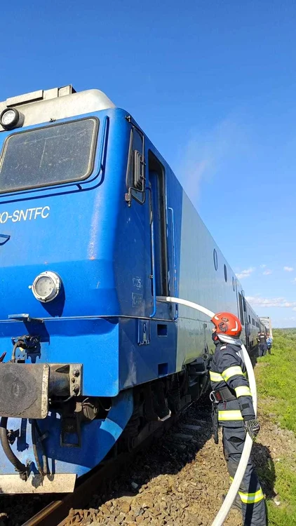Incendiu la locomotivă în Ulmeni: peste 60 de pasageri evacuați din tren spre Baia Mare