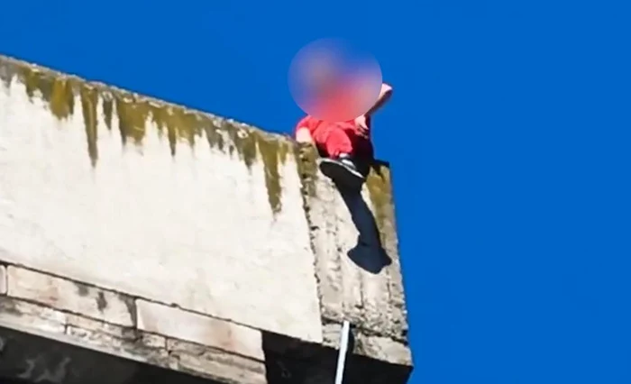 Un tânăr de 21 de ani a căzut de pe acoperişul unui bloc dezafectat din Deva; este în stare gravă