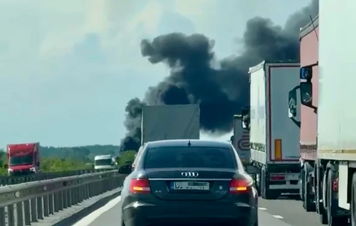 Trafic restricționat pe A1 după ce o autoutilitară a luat foc pe sensul către Pitești