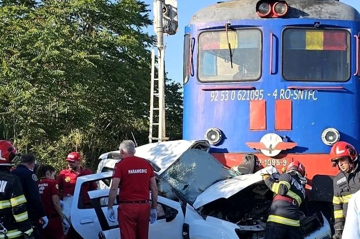 Două persoane au murit după ce maşina în care se aflau a fost lovită de un tren în Oradea