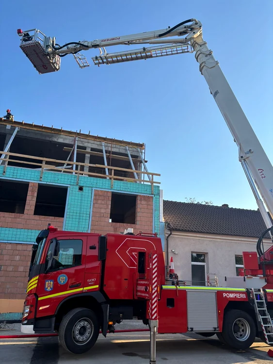 Incendiu la o clinică în construcție din Oradea: acoperișul afectat, nicio victimă