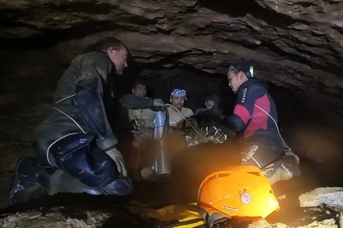 Cinci bărbaţi salvaţi după zece zile în peşteră inundată din Laos; doi rămân dispăruţi