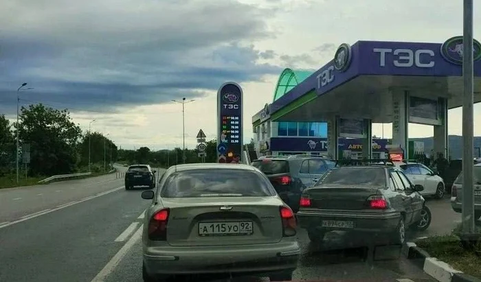 Crimeea ocupată intră în regim de raționalizare a carburanților: Rusia introduce tichete și limitează cumpărăturile