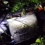 Trei tineri răniți după ce mașina lor a căzut într-o prăpastie de 15 metri la Galați