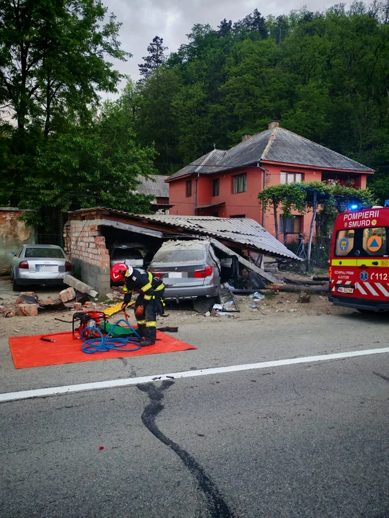 Accident violent în Rebrișoara: autoturism proiectat într-un garaj, doi răniți; șoferul avea permisul anulat