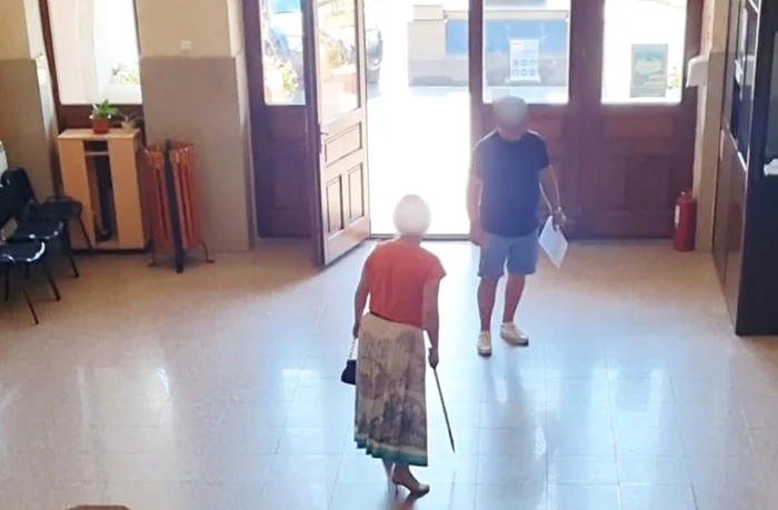 Scandal în Primăria Slatina: o femeie a agresat o angajată şi un poliţist local după ce i s-a atras atenţia pentru parcare