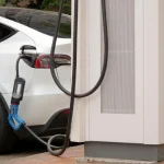 Locuitorii unui complex suedez își încălzesc casele cu energia din mașinile electrice