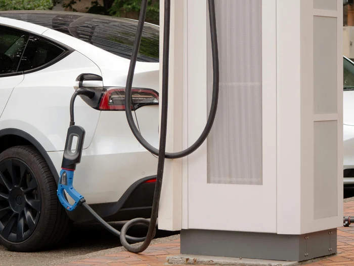 Locuitorii unui complex suedez își încălzesc casele cu energia din mașinile electrice