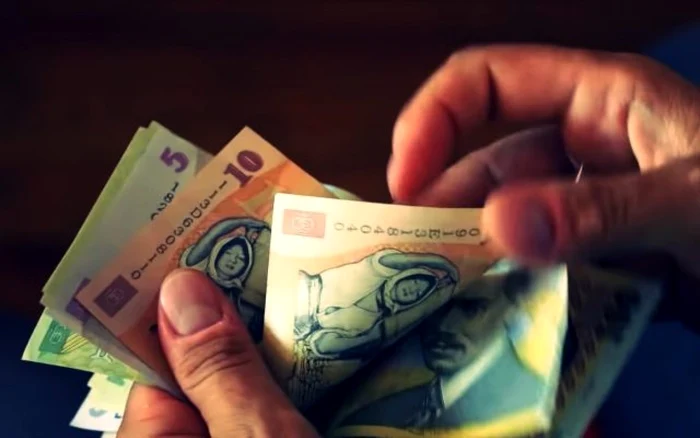 Salariul mediu net a scăzut în aprilie cu 1,6% la 5.843 lei; creșteri de peste 40% în sectorul petrolier