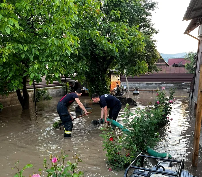 Ploile și vijeliile au afectat 15 județe și Bucureștiul; zeci de gospodării inundate