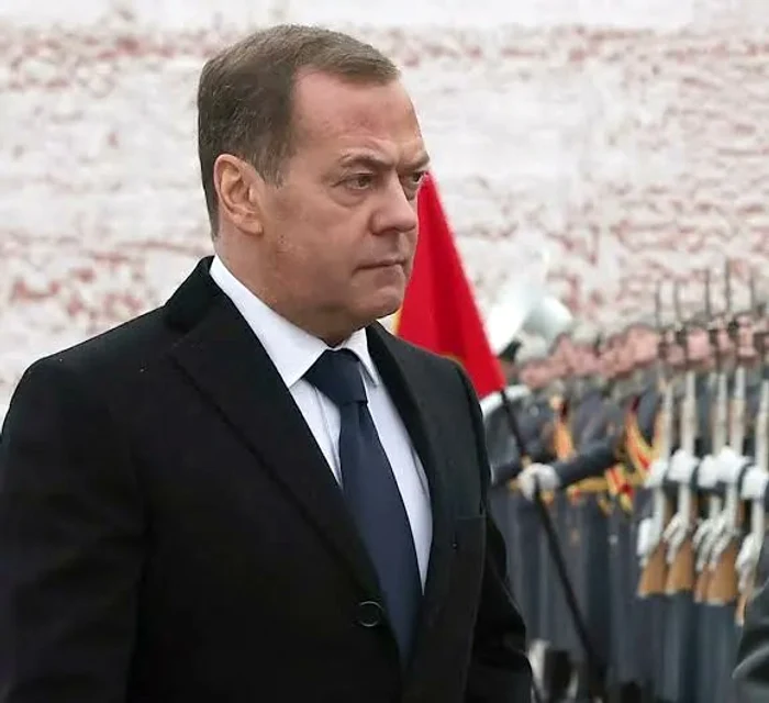 Medvedev publică un clip generat de AI în care chipurile liderilor occidentali sunt aruncate la tocător