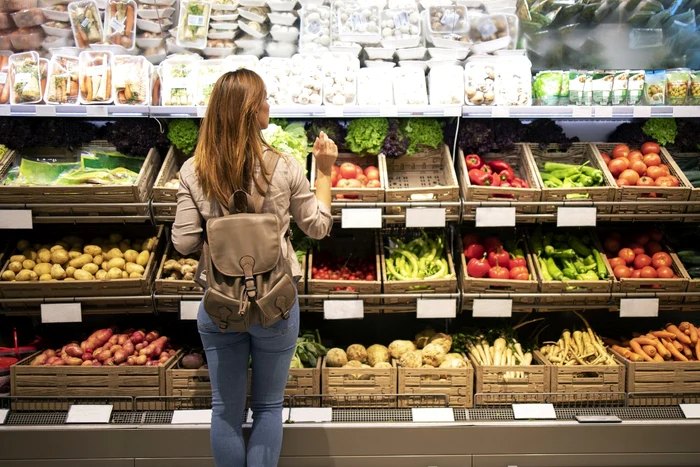 Carrefour România renunță la importuri pentru mai multe fructe și legume de sezon