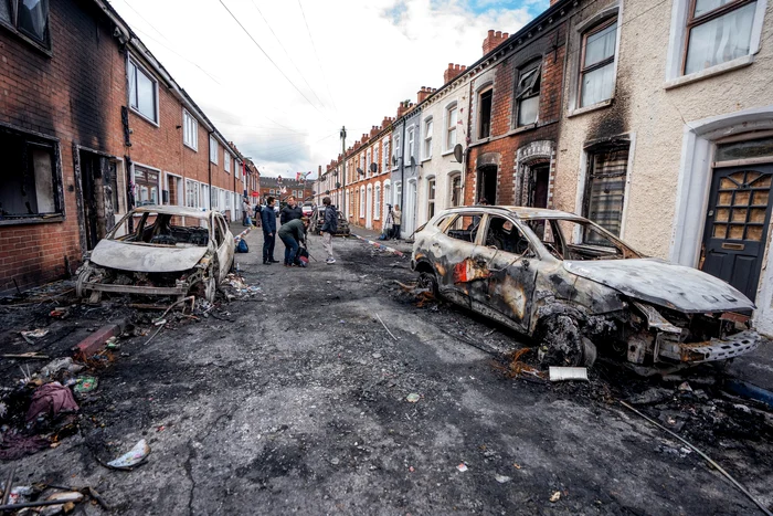 MAE: 41 de români afectați de violențele din Belfast, 15 titluri de călătorie emise pentru repatriere