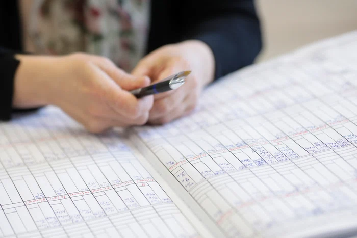 Ministerul Educației propune note standardizate; profesoarele semnalează pierderea autonomiei
