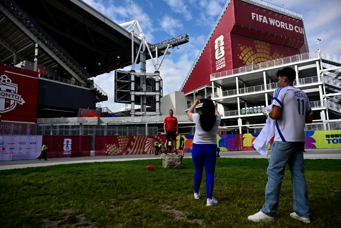 BMO Field gol pentru majoritatea ceremoniei de deschidere la CM din Canada; tribunele s-au umplut abia înainte de start