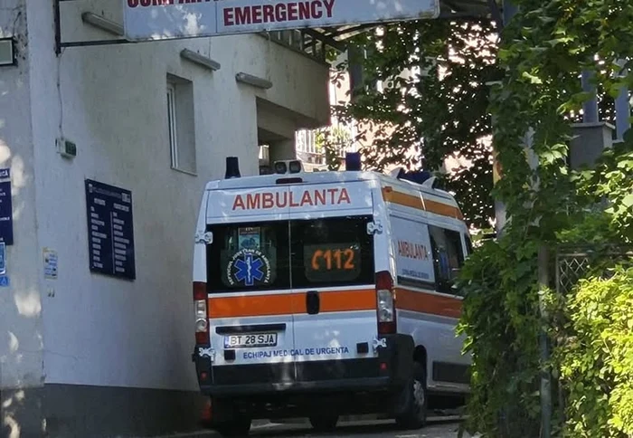 Doi copii de 7 ani, răniţi după ce o bancă din vestiarul sălii de sport s-a prăbușit peste ei la Botoșani
