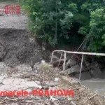 Viitură în Prahova: pod distrus în Izvoarele, 158 de localnici izolați