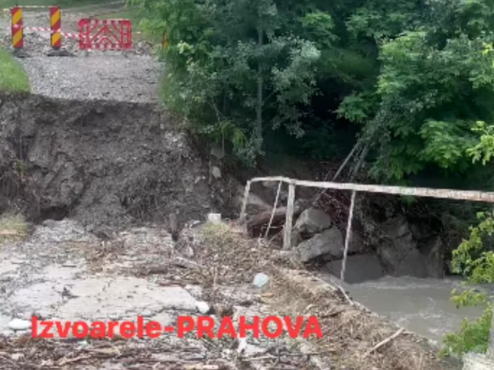 Viitură în Prahova: pod distrus în Izvoarele, 158 de localnici izolați