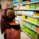 Românii plătesc mai mult pentru același coș de cumpărături față de italienii: diferența în lei