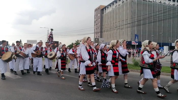 Ploaia întrerupe parada la Slatina: „Călușul Românesc” continuă în interior