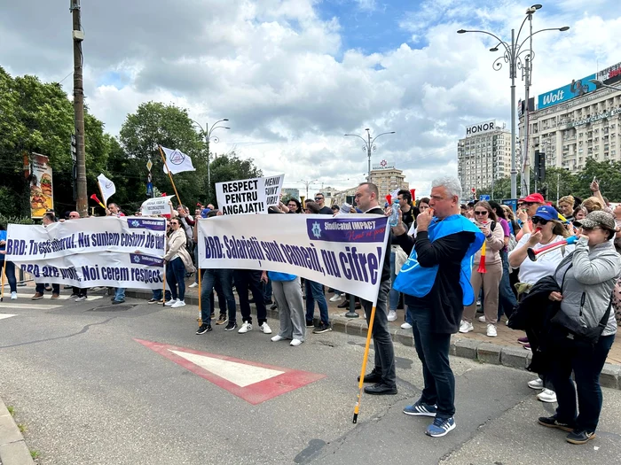 Angajații BRD au protestat la sediul din Piața Victoriei: „Fără noi, banca nu există”