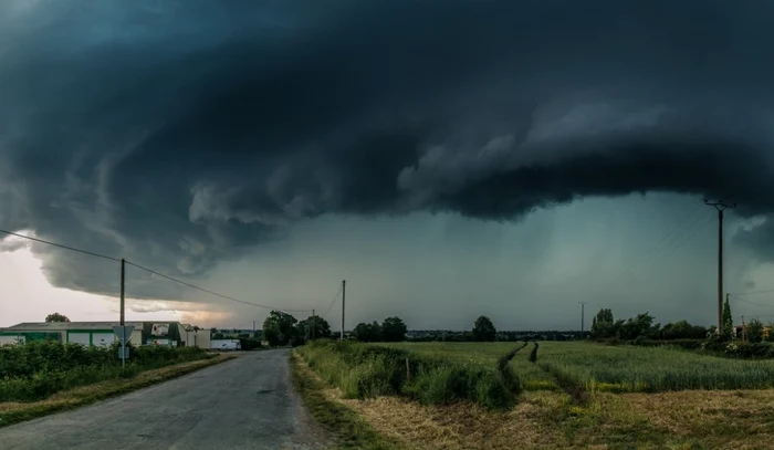ANM: 13 judeţe sub Cod galben de furtuni — ploi torenţiale, vijelii şi grindină în nordul ţării