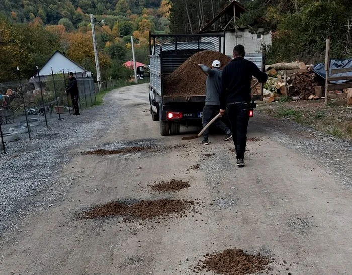 Primarul din Bratca, anchetat după folosirea pietrișului luat de pe calea ferată; risc de contaminare reclamat de localnici