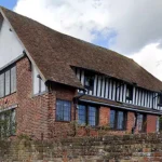 Un cuplu britanic a fost despăgubit cu aproape 4 milioane de euro după ce lucrări anti-inundații i-au distrus casa istorică